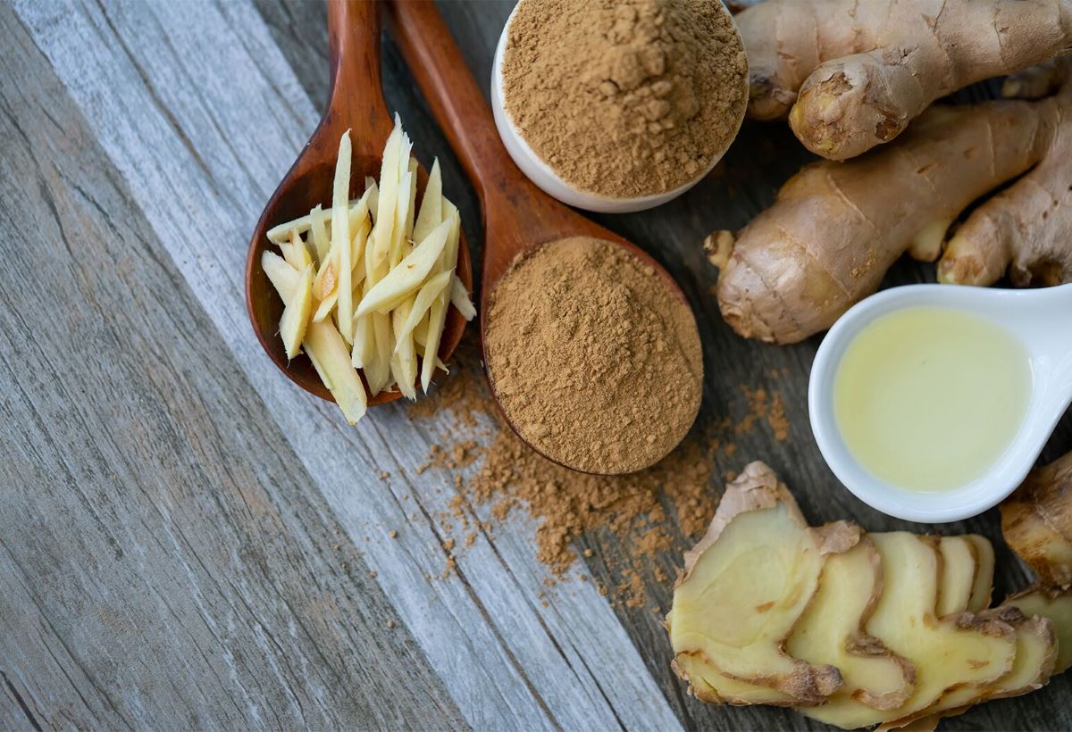 Để chữa đau bụng kinh, chị em chỉ cần giã nát gừng hoặc cắt thành từng lát rồi đắp lên vùng bụng dưới trong khoảng 5 – 7 phút.