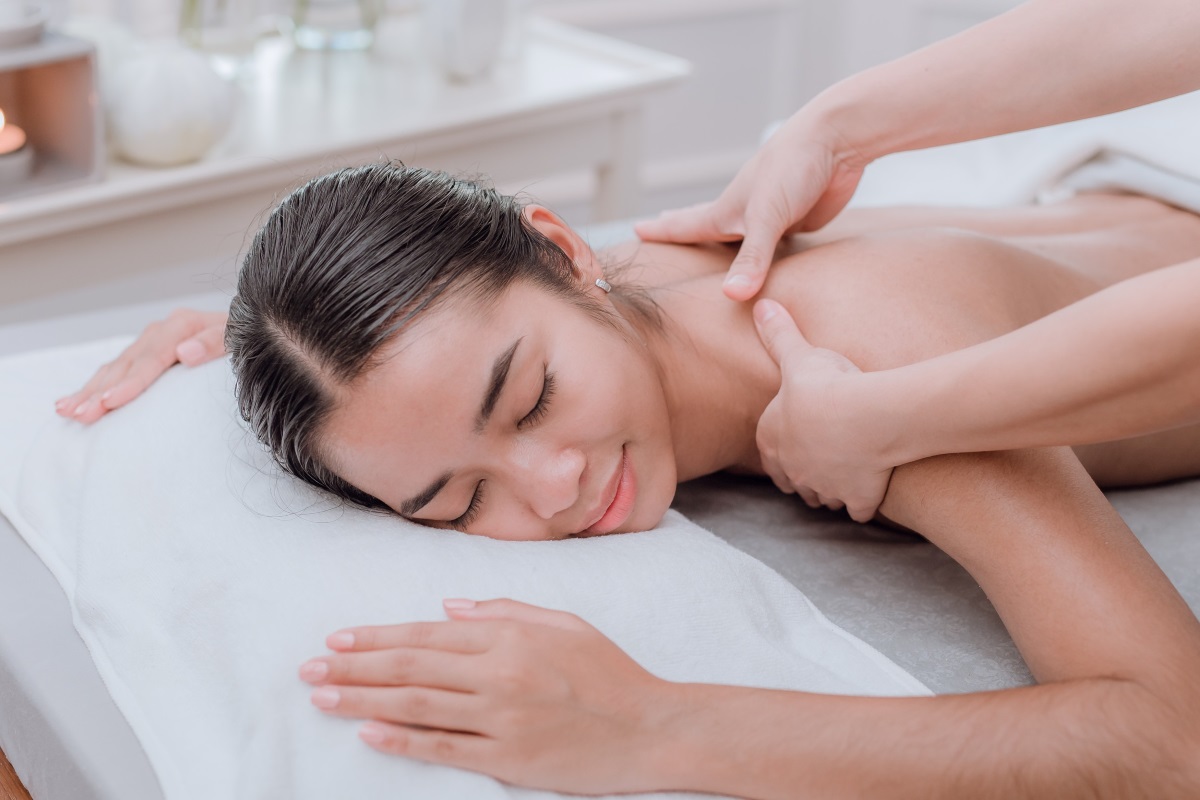 Massage nhẹ có thể giúp bạn giảm đau hiệu quả và cảm thấy nhẹ người hơn - hình 5