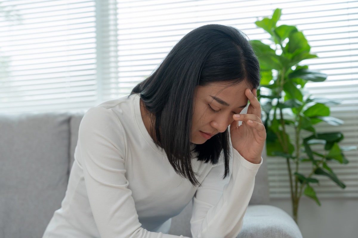 Cách giảm đau nửa đầu với châm cứu: Châm cứu có thể giúp giảm tình trạng đau nửa đầu hoặc ngăn ngừa chứng đau nửa đầu. Nhưng để tiến hành liệu pháp trị liệu này một cách hiệu quả và an toàn, bạn cần đến các phòng khám cơ sở y tế uy tín để tư vấn và thực hiện đúng phương pháp. - hình 3
