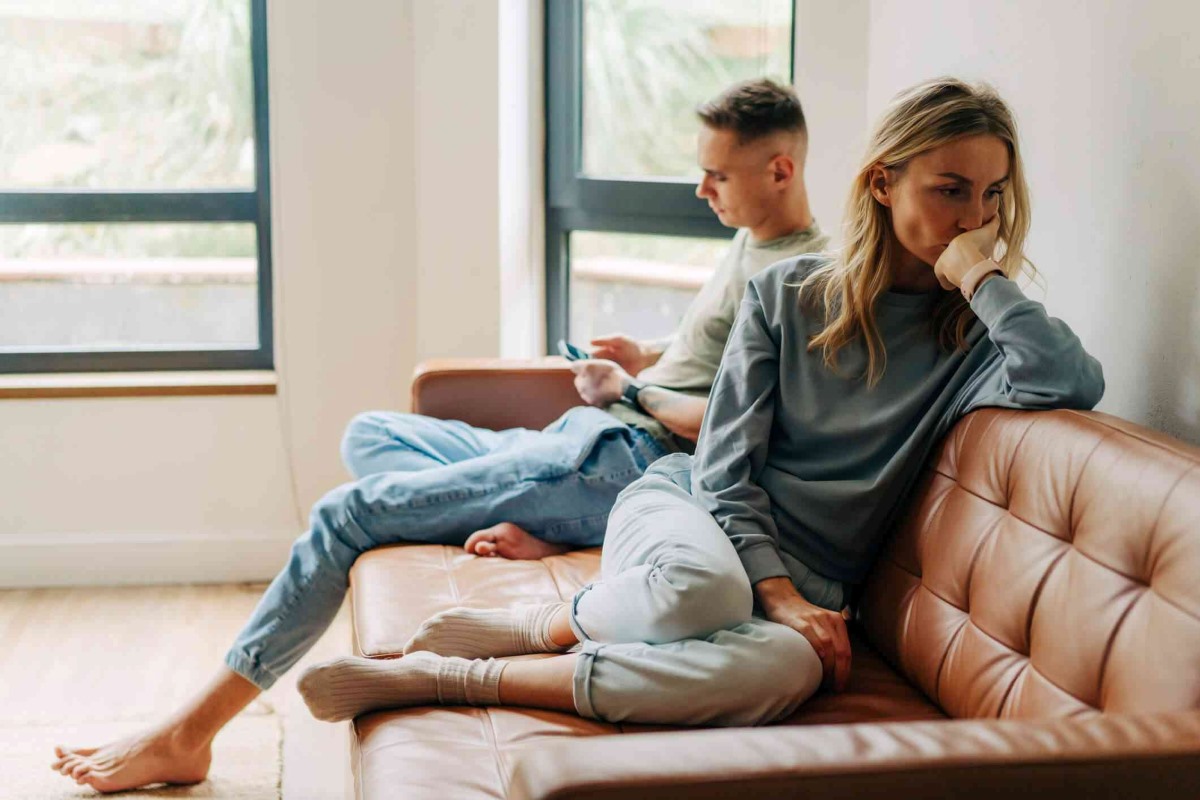 Biến đổi tâm trạng - cảm giác buồn bất thường, dễ vỡ, áp lực hoặc lo lắng