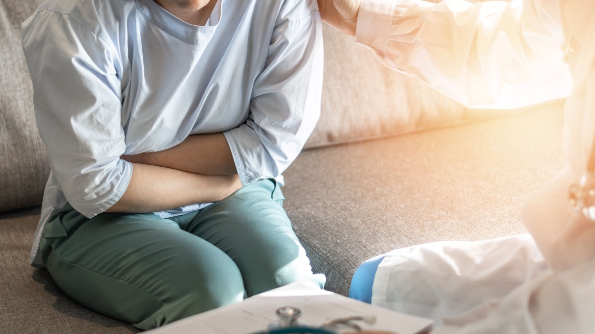 Trên thực tế, khoảng một tuần trước khi kỳ kinh nguyệt bắt đầu, bạn có xu hướng muốn cuộn mình trong nhà hơn là đi ra ngoài, và bạn có thể cảm thấy năng lượng thấp hơn một chút và cần ngủ nhiều hơn.