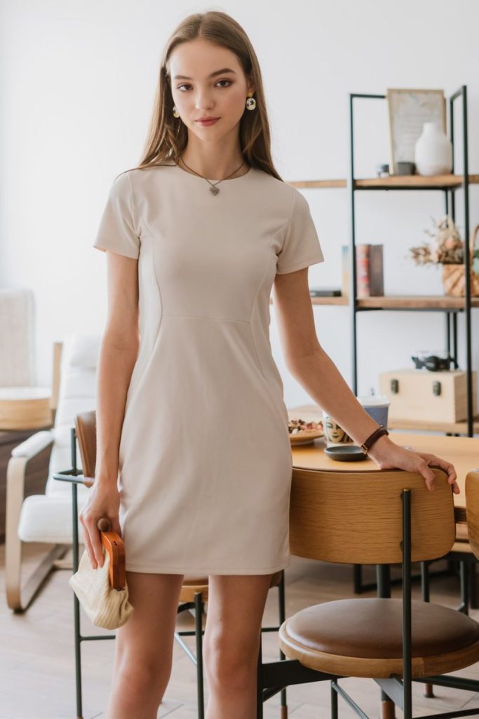 Đây là kiểu đầm được thiết kế với dáng chữ A thuôn dài, không ôm bó vào người, có thể là xòe rộng từ phần trên thẳng xuống dưới. - Hình 4