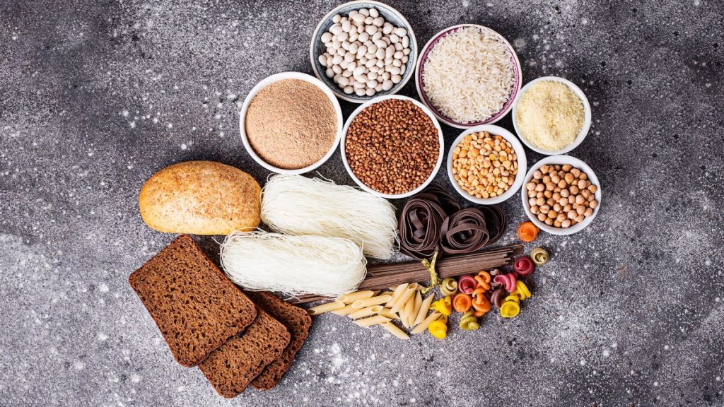 Mẹ nên sử dụng các loại tinh bột chứa nhiều chất xơ từ gạo lứt, khoai lang, yến mạch để giảm cân. - Hình 2