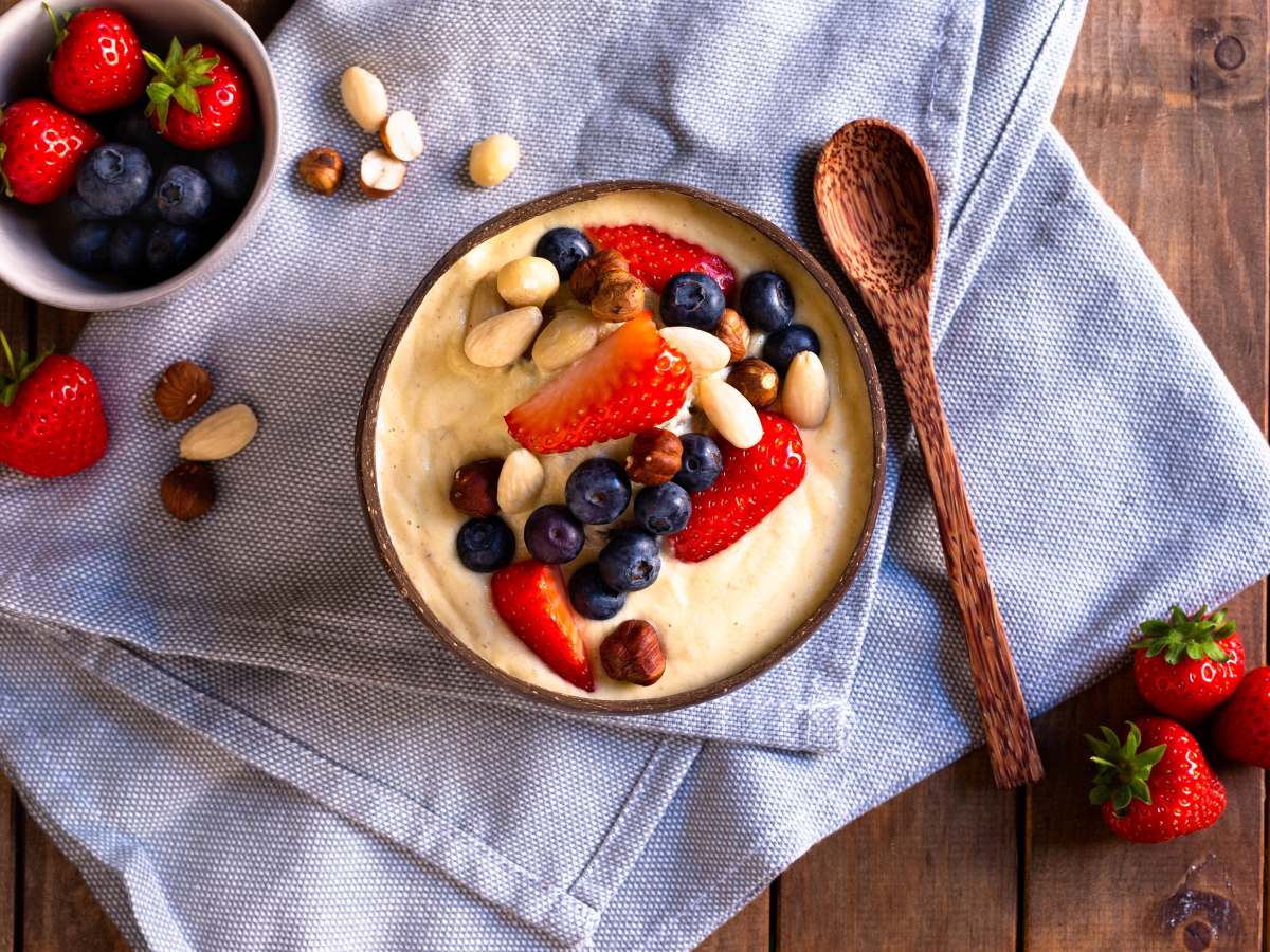 Thực đơn eat clean bữa sáng thứ nhất với sữa chua, việt quất, dâu và hạt. - Hình 3