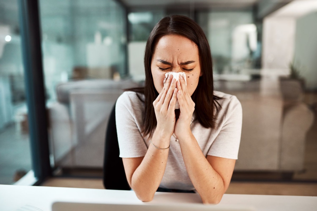 Ngạt mũi, sổ mũi, hắt hơi liên tục