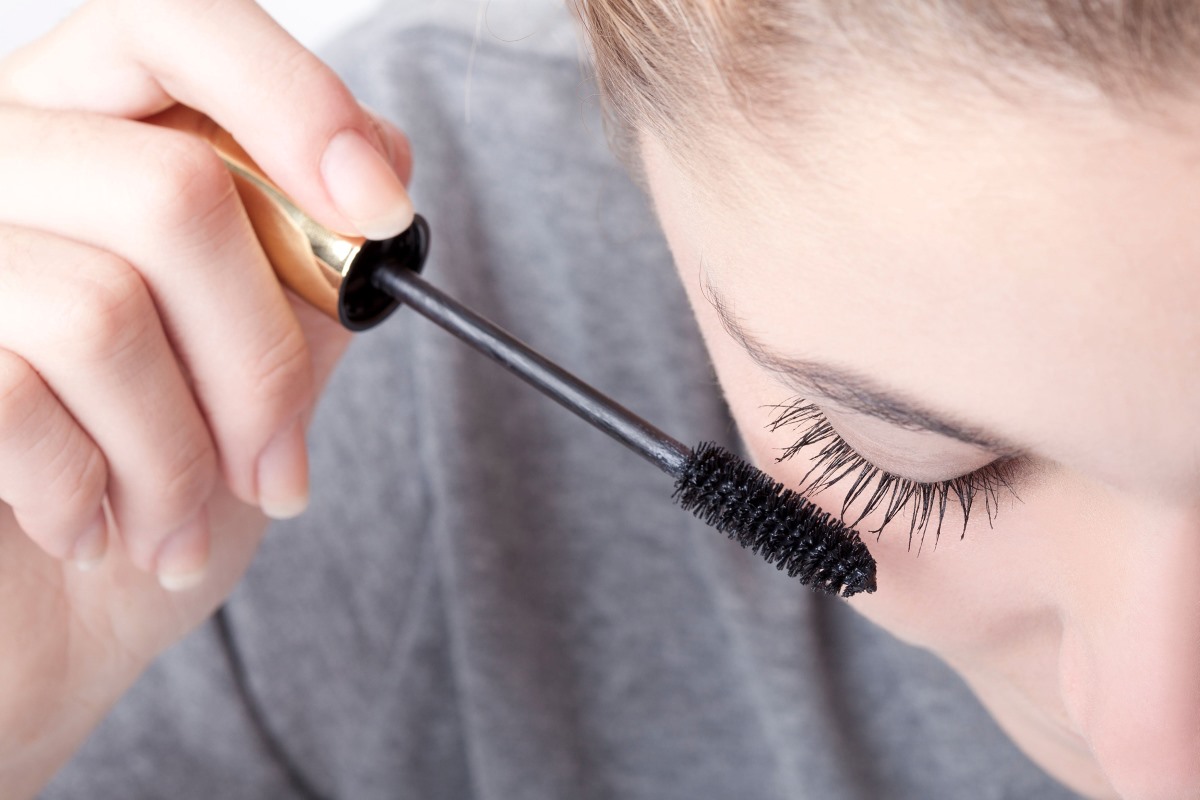 Chuốt mascara: Bạn dùng dụng cụ bấm mi bấm cho cong. Nếu lông mi của bạn ngắn và thưa, bạn có thể gắn thêm mi giả. Sau đó chuốt một lớp mascara lên mi. Cần chuốt đều tay để mực không bị vón cục. - Hình 3