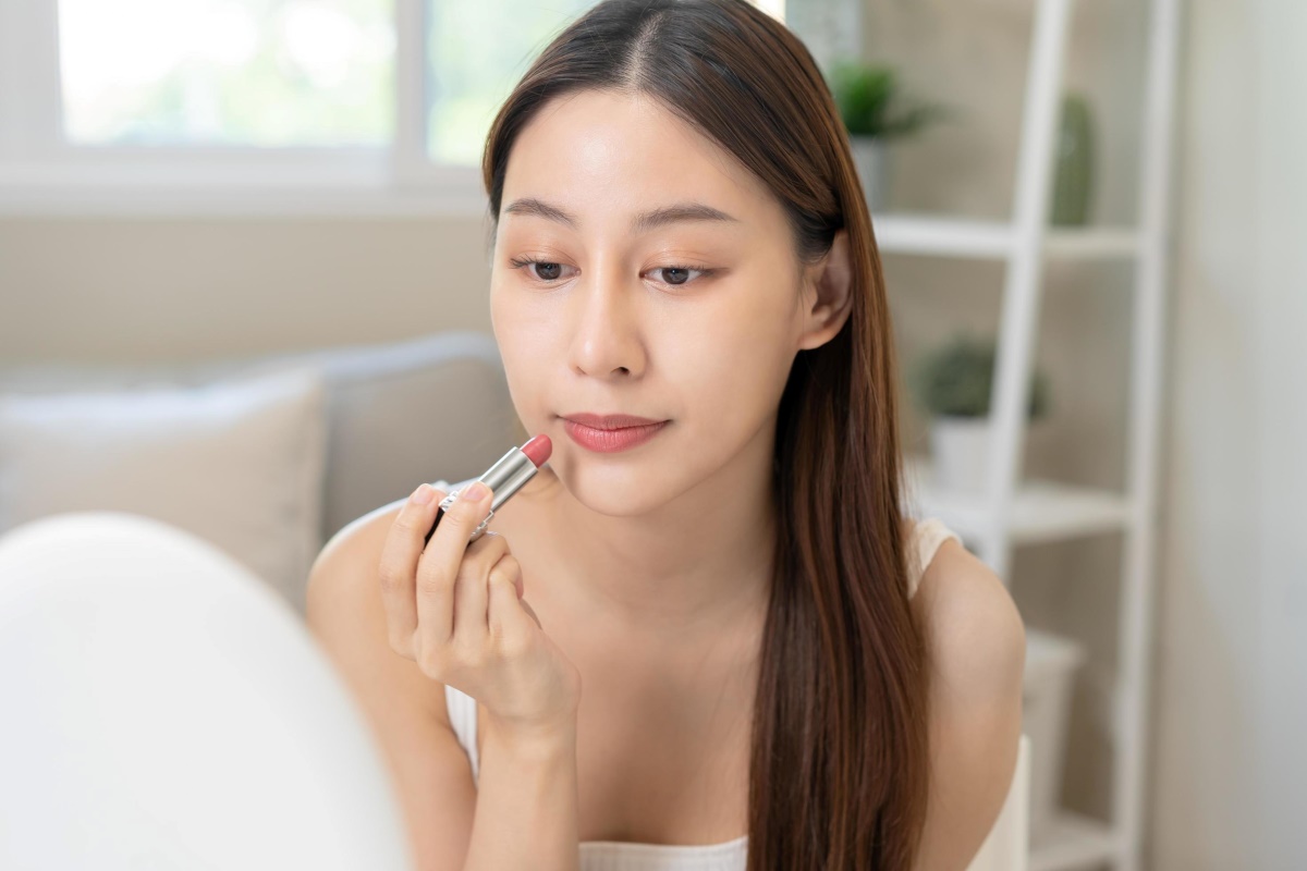 Cần chú ý phối hợp hài hòa màu môi với màu phấn mắt và phấn má. - Hình 4