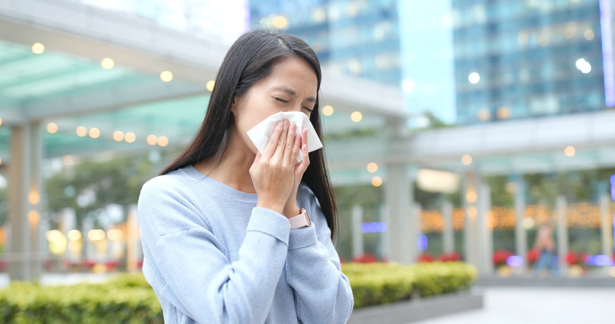Hắt hơi cũng là một dấu hiệu sớm và đặc thù của chứng cảm lạnh, và có liên quan đến phản ứng viêm ở mũi và họng. - hình 1