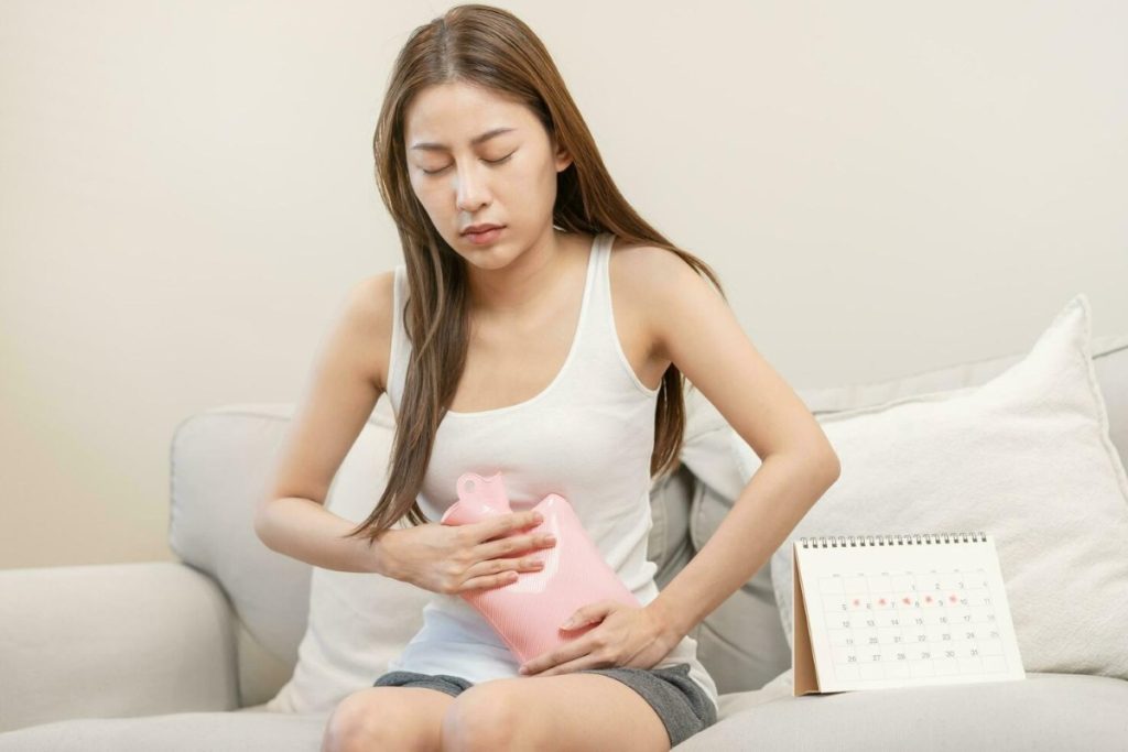 16 cách chữa đau bụng kinh tại nhà, bạn có biết